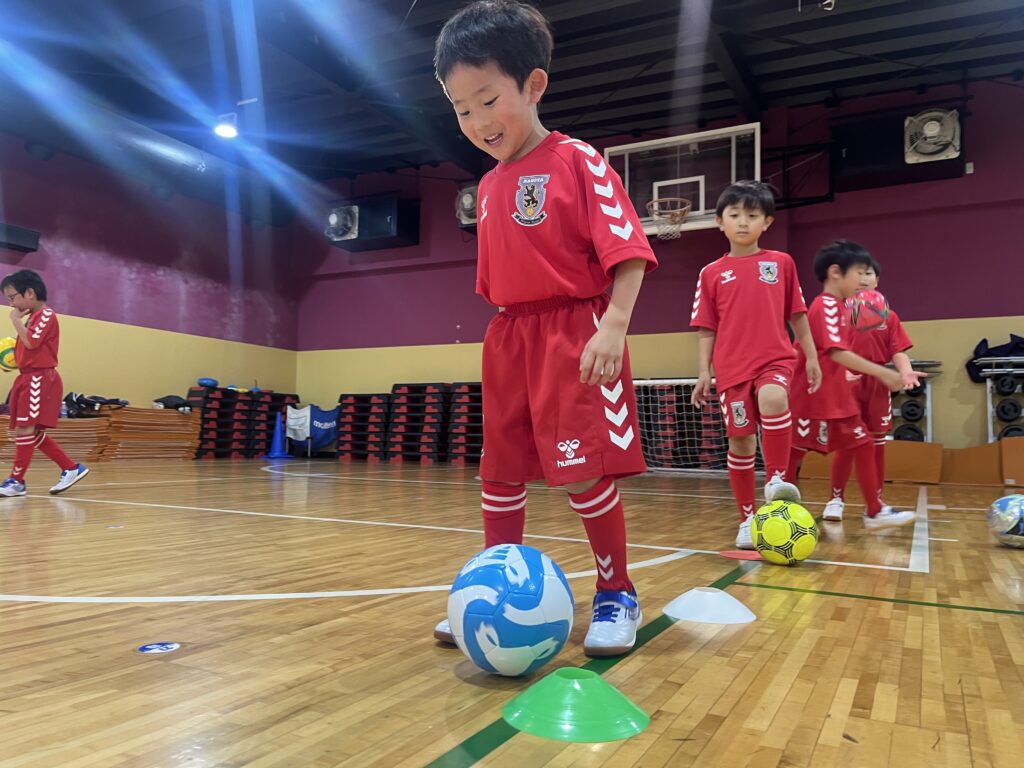 ボールタッチをたくさんさわる子供たち