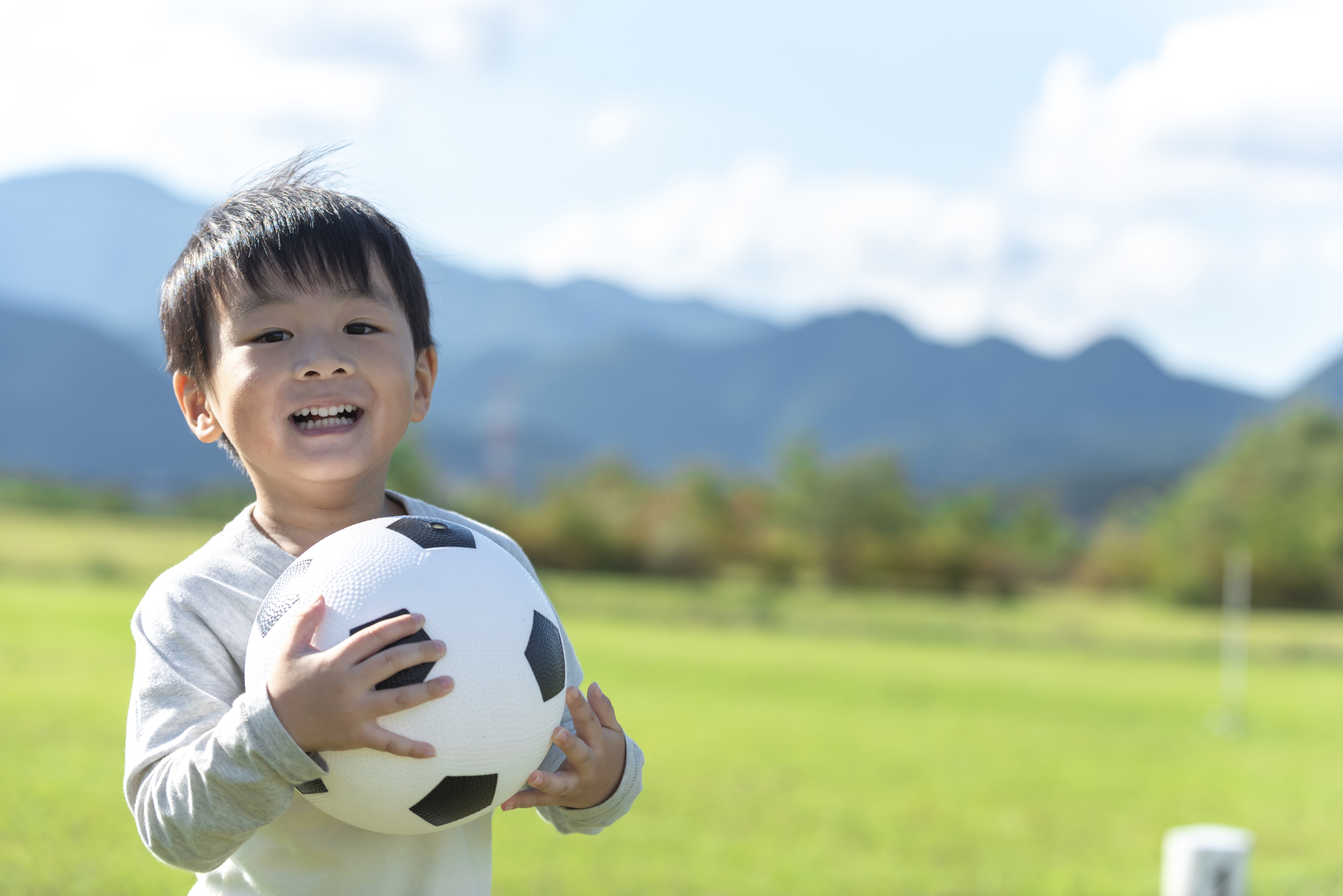 サッカー・フットサルをはじめるなら何歳からがベスト？