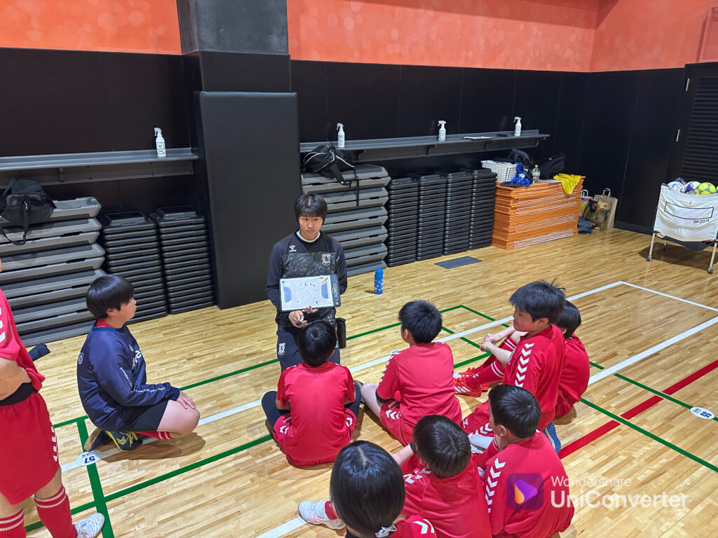 戦術的な動きを学ぶ選手たち