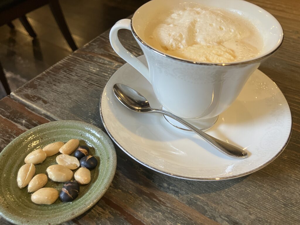 明楽時運のアイスクリームとホイップクリームが乗ったホットコーヒ
