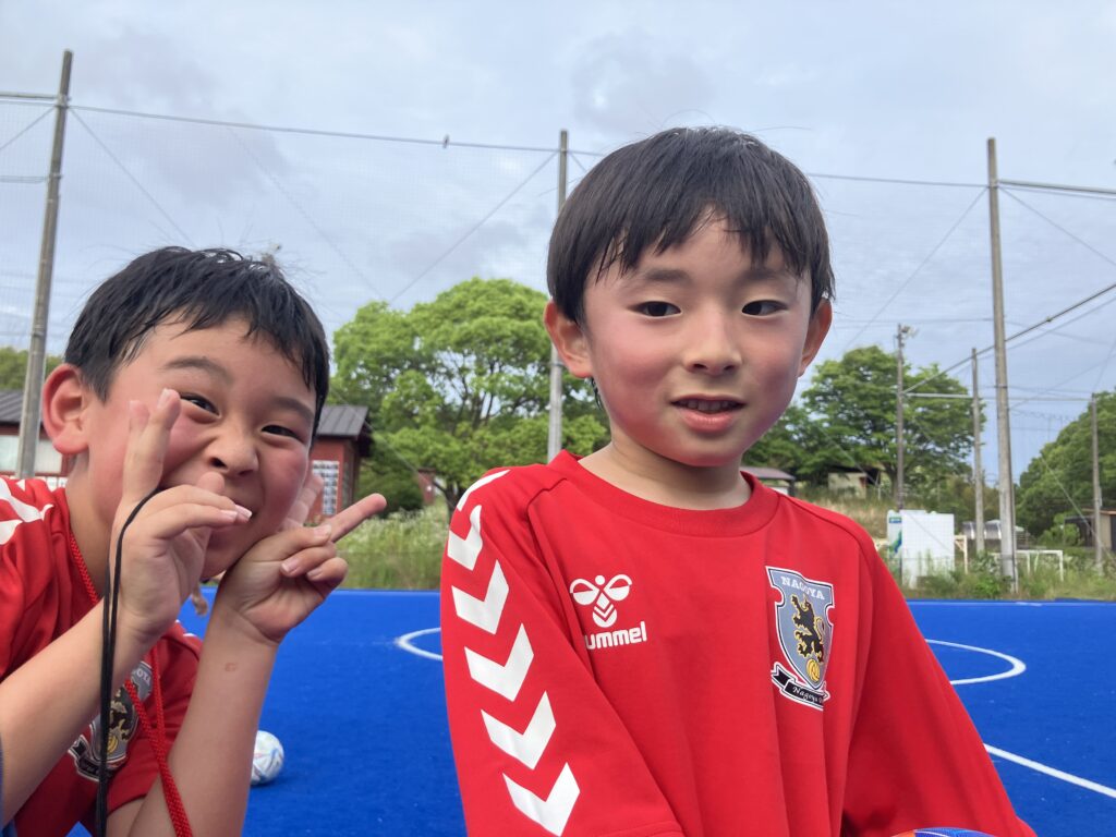 名古屋オーシャンズフットサルスクール桑名校で笑顔を見せる小学生スクール生