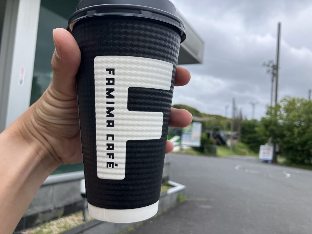ファミリーマートのホットコーヒーを手に持つ様子