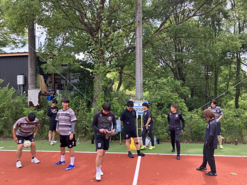 名古屋オーシャンズフットサルスクールのコーチ陣が桑名校会場で指導研修を行う様子