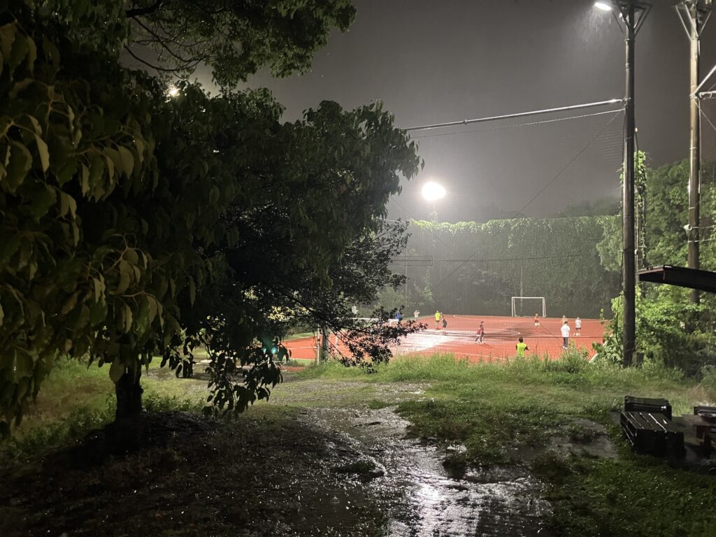 雨の夜でも夢中でサッカーを楽しむ子どもたち(名古屋オーシャンズフットサルスクール桑名校)