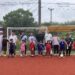 年長から小学3年生を対象に開催した親子フットサルイベントで、参加した親子が集合写真を撮影する様子（三重フットサルクラブ・桑名市）