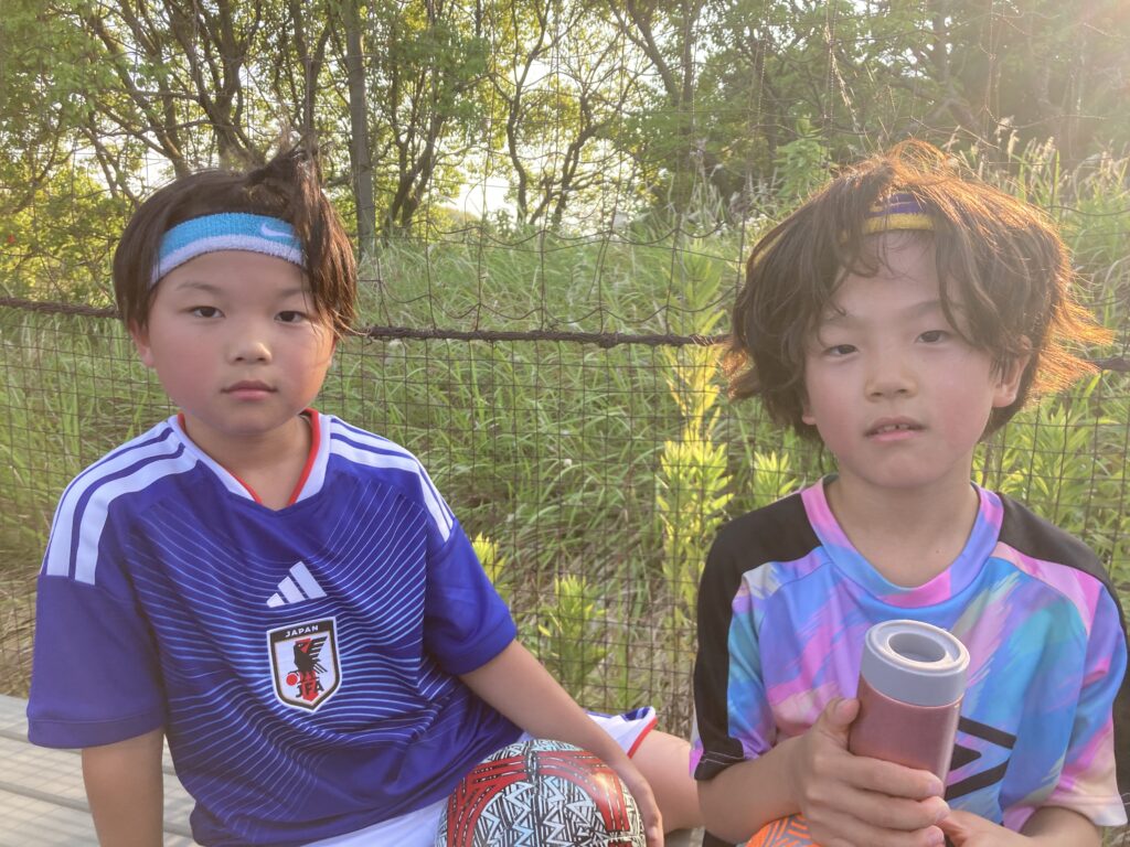 名古屋オーシャンズフットサルスクール桑名校で練習後に並ぶ日本代表ユニフォーム姿の子どもたち