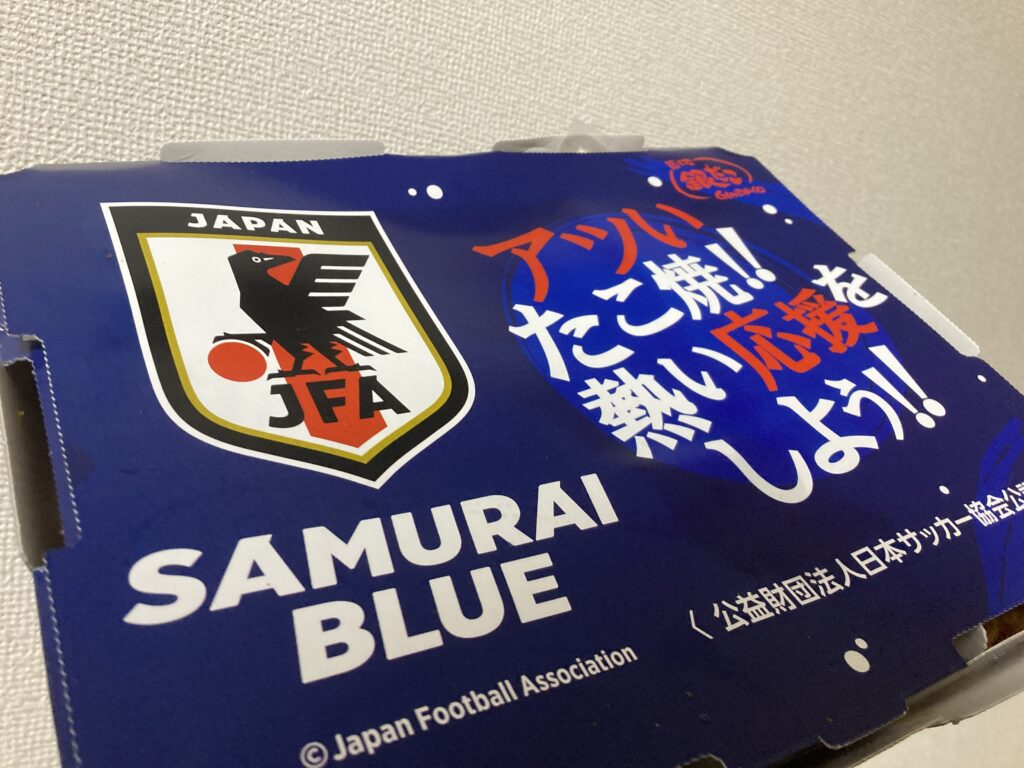 FIFAワールドカップ26日本代表を応援するSAMURAI BLUEデザインの銀だこコラボパッケージ
