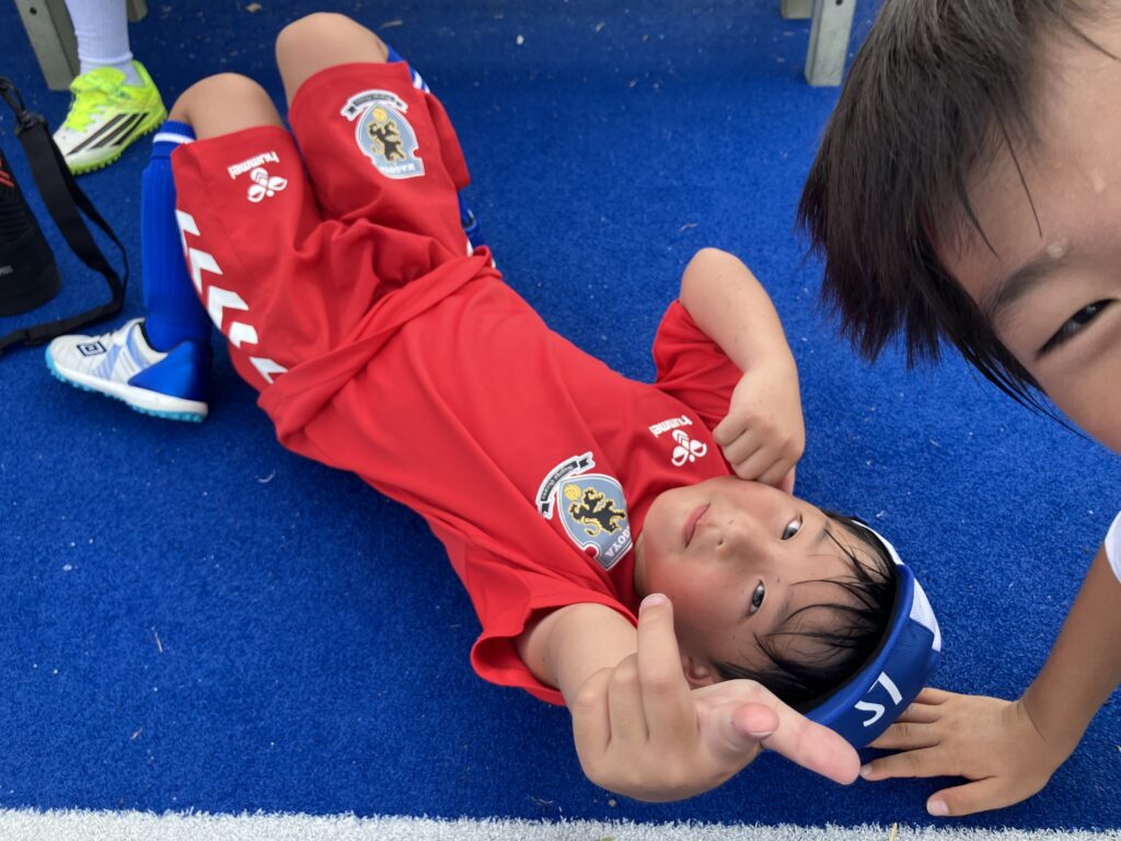 名古屋オーシャンズフットサルスクール桑名校で笑顔を見せる子どもたち
