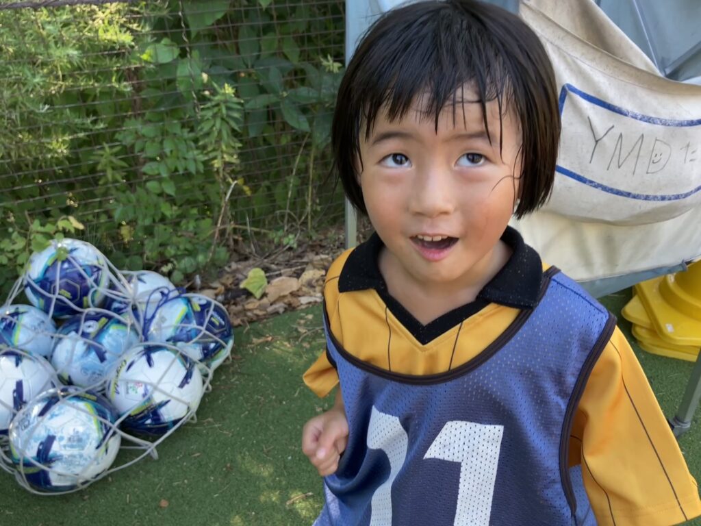 名古屋オーシャンズフットサルスクール桑名校で笑顔を見せるスクール生