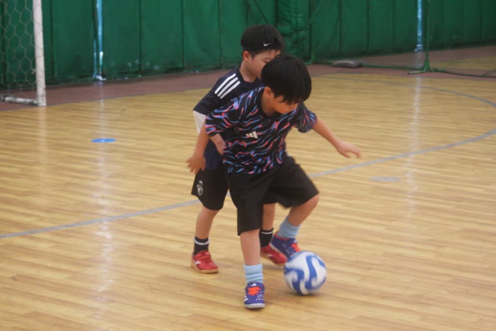 名古屋オーシャンズフットサルスクールの夏合宿でフットサルをする子どもたち