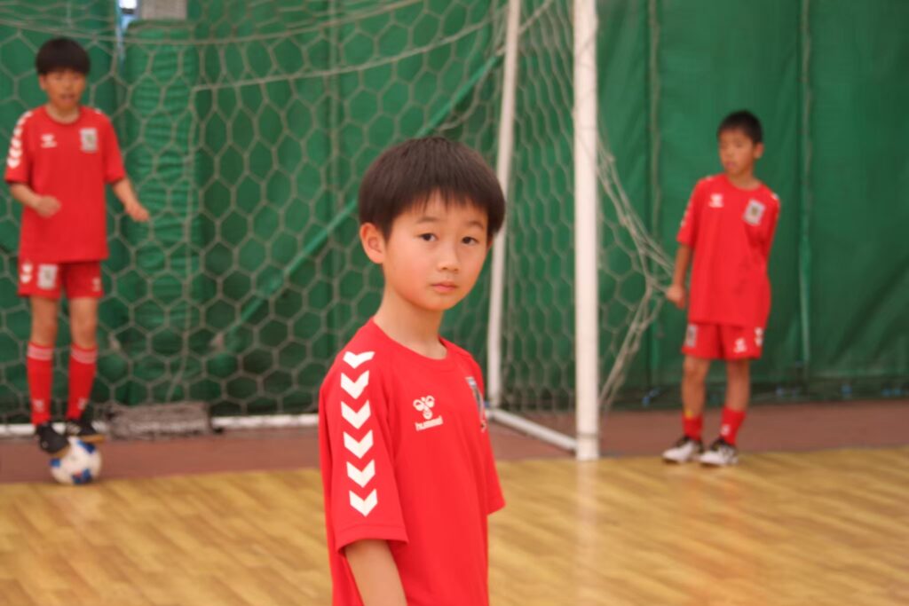 名古屋オーシャンズフットサルスクール夏合宿で真剣な表情を見せる子どもたち