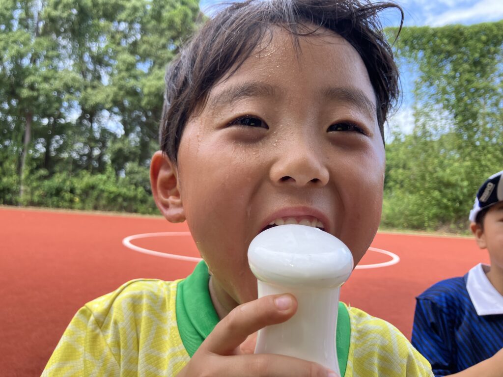 名古屋オーシャンズフットサルスクール桑名校でレッスン中に水分補給する子ども