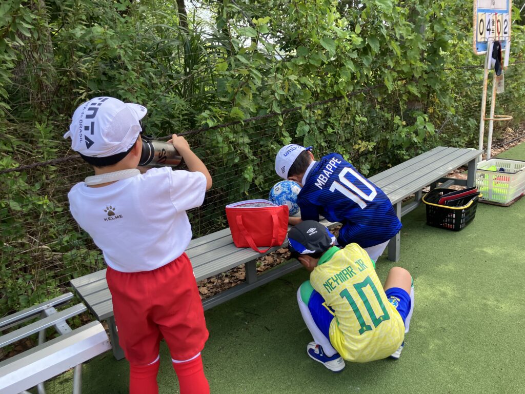 名古屋オーシャンズフットサルスクール桑名校の休憩中に水分補給する子どもたち