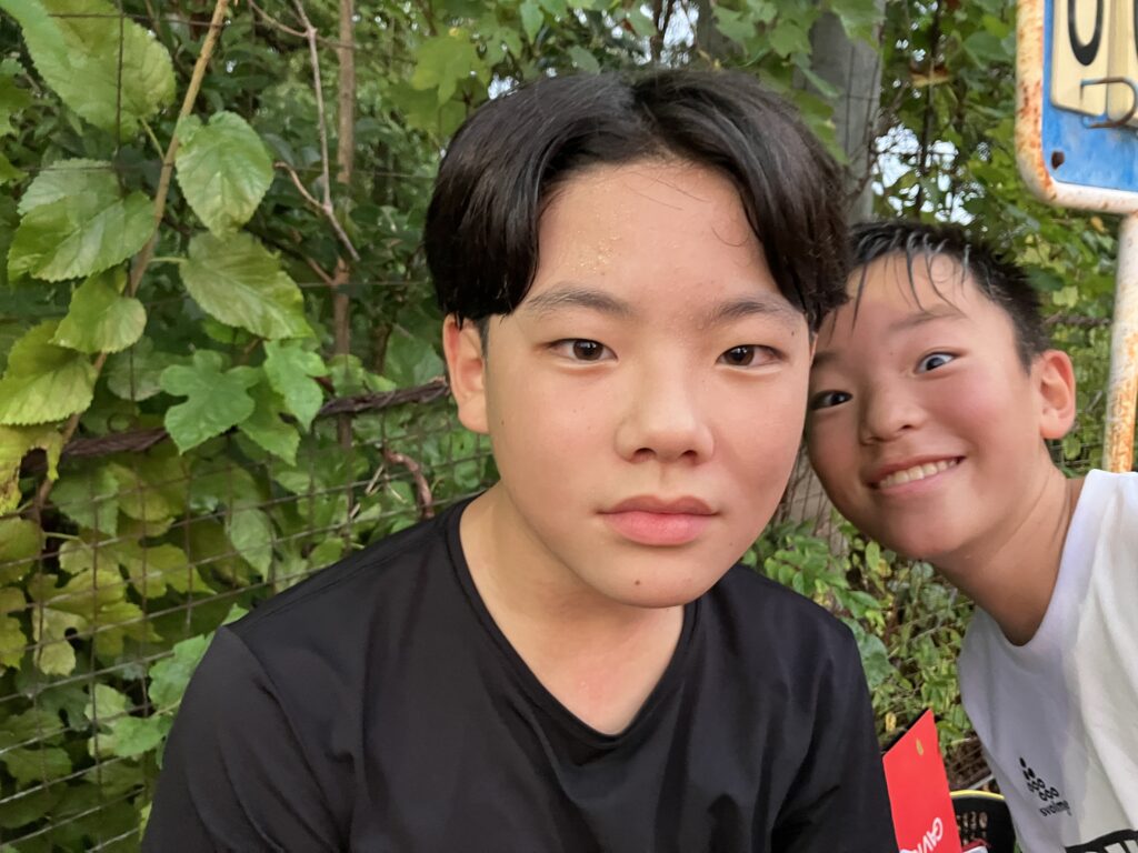 名古屋オーシャンズフットサルスクール桑名校のスクール生2人が屋外で撮影した写真