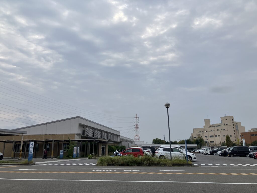 ユーザー車検に訪れた検査場付近の建物と駐車場の様子